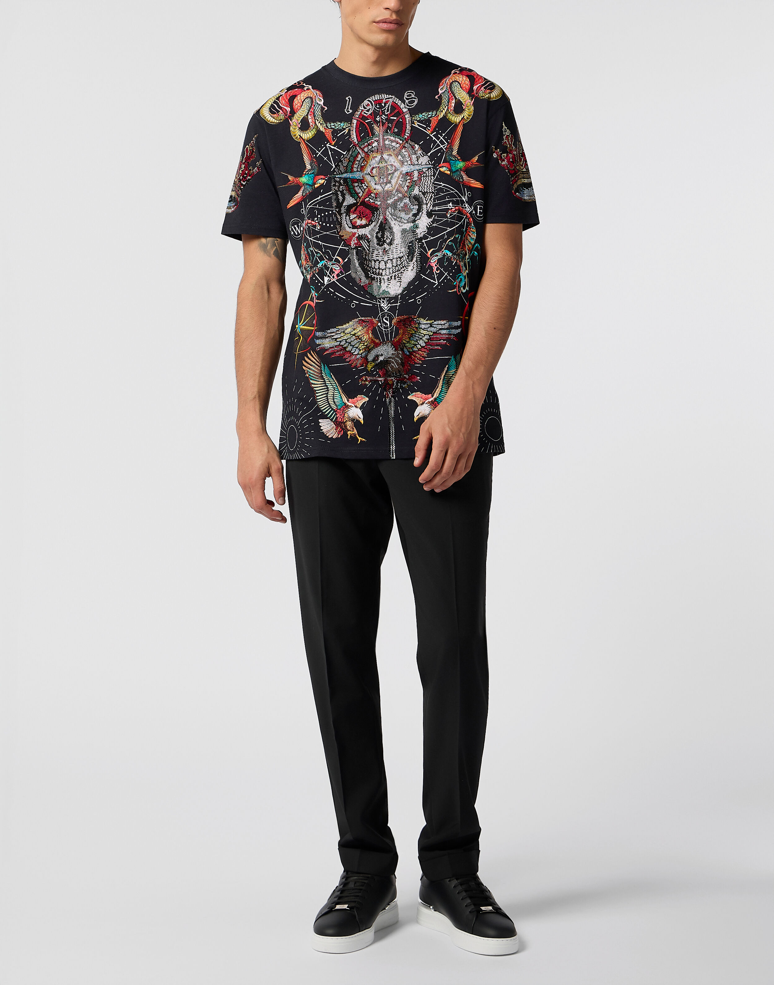 Rundhals T-shirt med tatueringsstenar