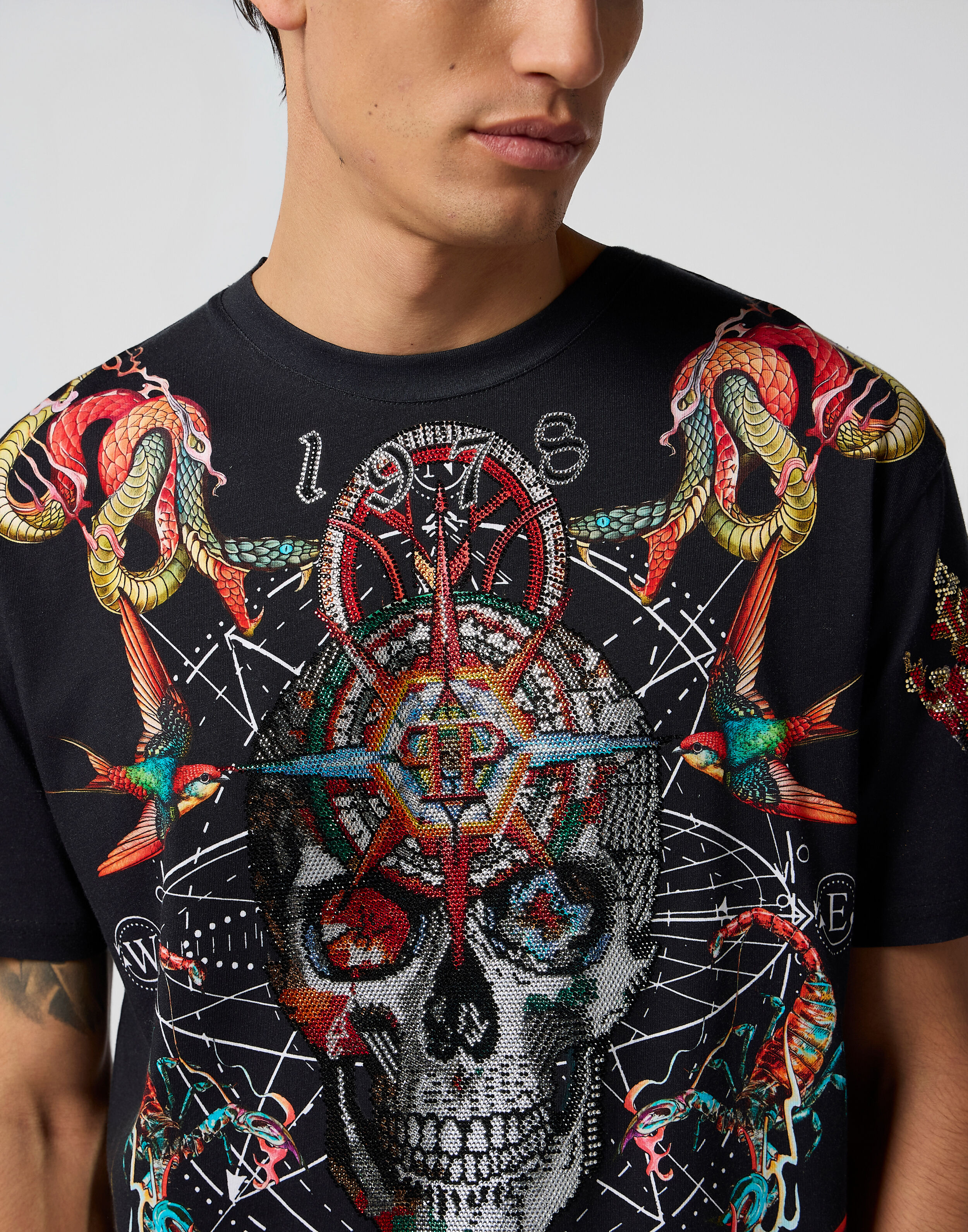 Cirkelhals T-shirt med tatueringsstenar