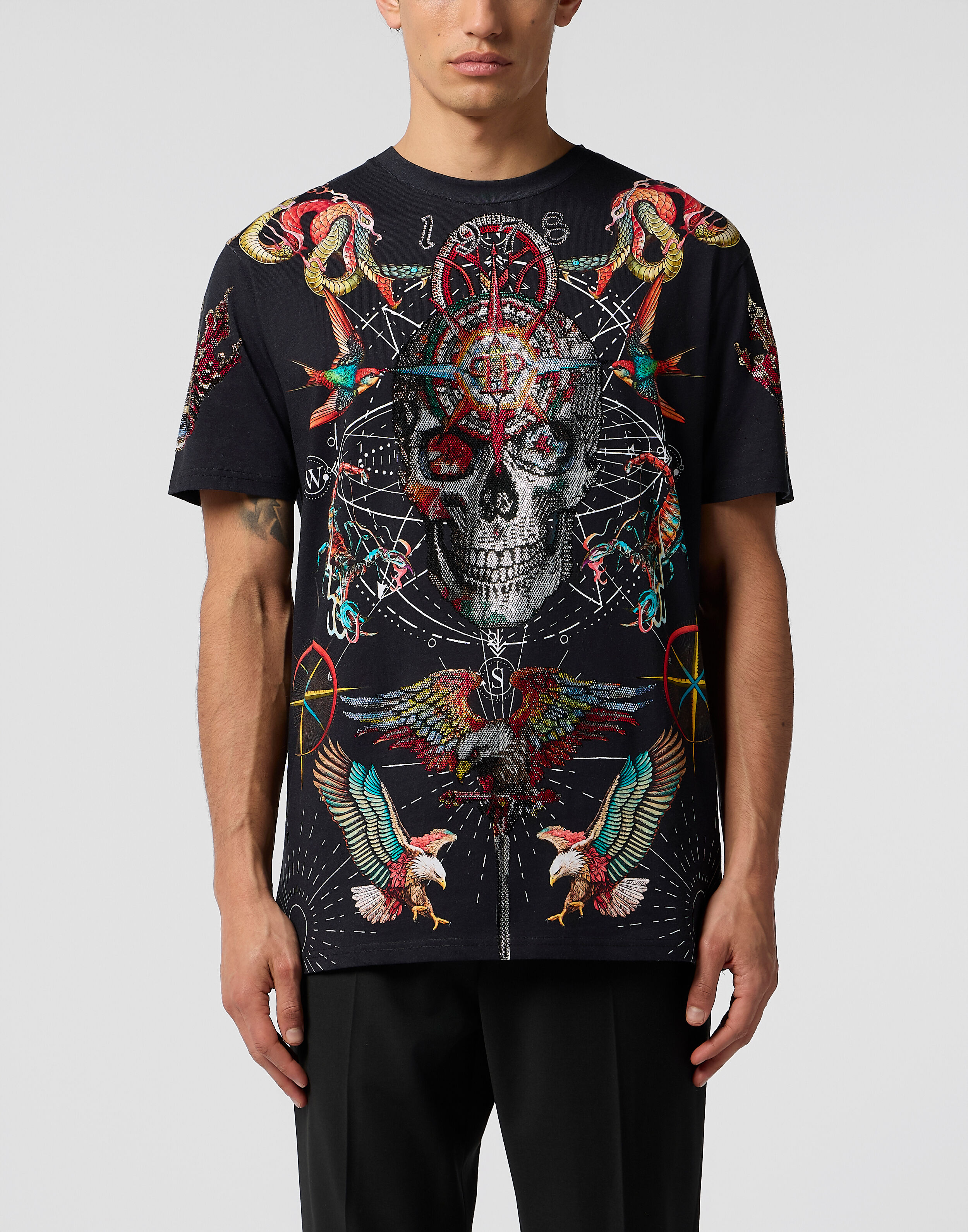 Rundhals T-shirt med tatueringsstenar
