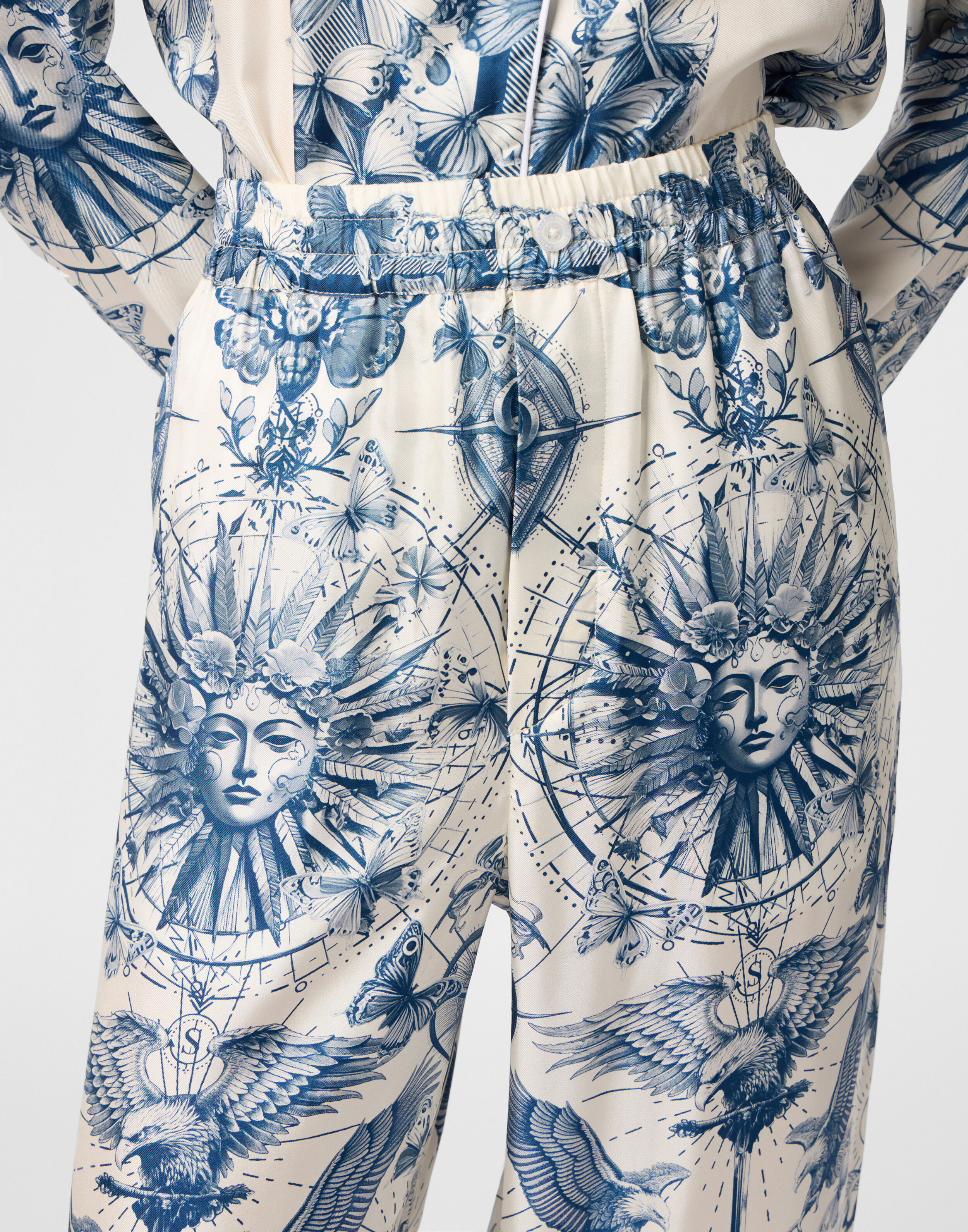 Silkpyjamas med fjärilstämplad mönster